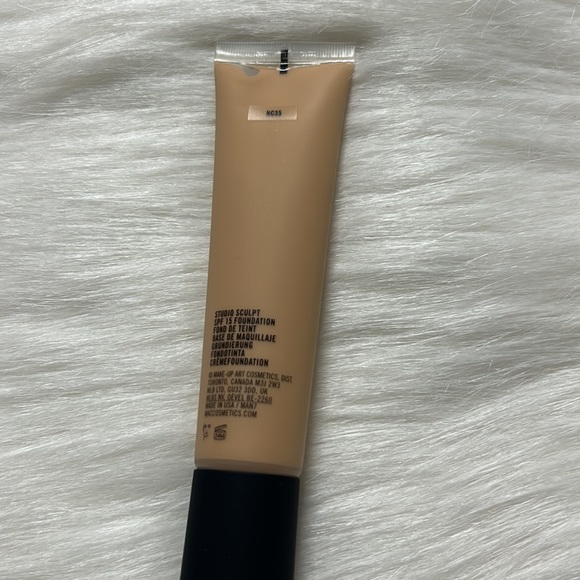 *NIB* MAC Studio Sculpt SPF 15 Foundation NC35 - Picture 3 of 3